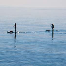 10 consejos para practicar paddle surf, kayak y remo en Fuengirola con total seguridad