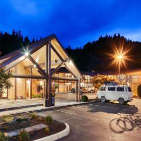 Oakridge Inn & Suites