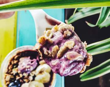 A scoop from an açaí bowl