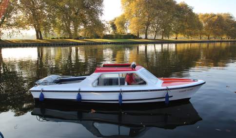 Self drive boat on the thames near Windsor