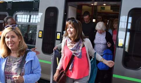 PEOPLE GETTING OFF TRAIN