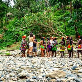 Visitantes en la comunidad indígena de Biakirú, río Chagres, Panamá.