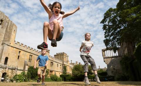 Children in front of Sudeley Castle