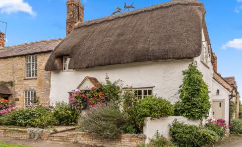Thatched cottage in blue skies part of Bolthole Retreats