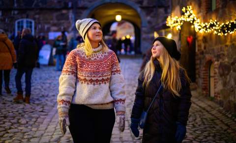 To jenter på julemarkedet på Fredriksten festning