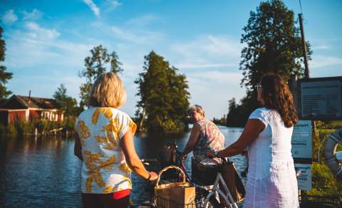 Damer med sykkel langs Haldenkanalen