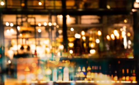 Stemningsfullt bilde av en pub