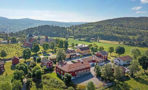 Dronebilde over Granavollen og Søsterkirkene