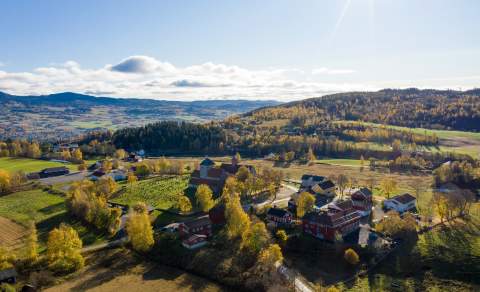 Dronebilde over Granavollen og Søsterkirkene