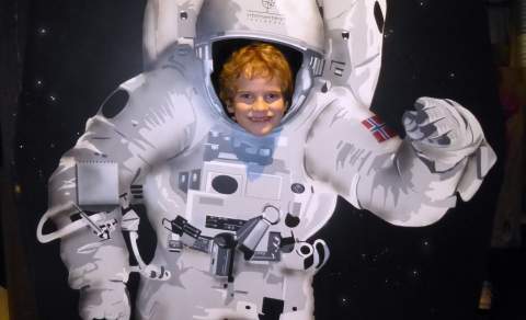 Gutt leker astronaut hos Vitensenteret Innlandet