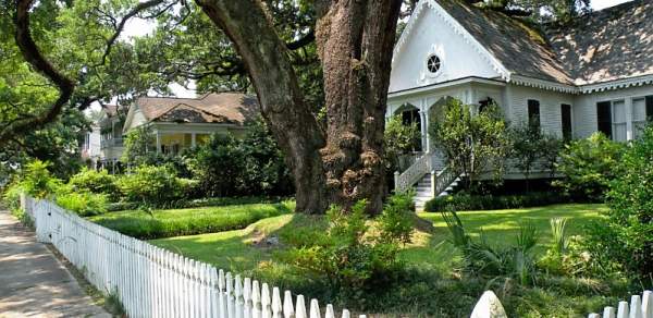 historic home with white picket fence