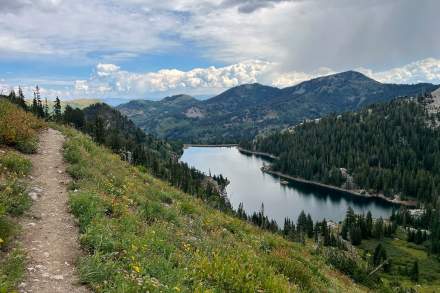 Landscape of Twin Lakes Pass trail