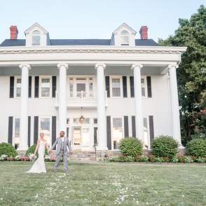 Wedding couple in front of Bristow Manor