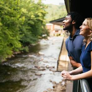 Best Gatlinburg Lodging on the River: Top Cabins & Hotels