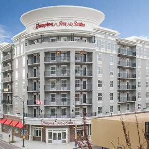 Hampton Inn exterior: white building with seven stories