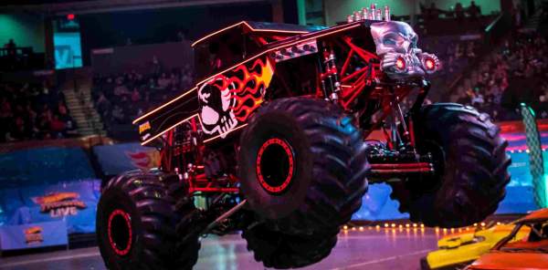 Hot Wheels Monster Trucks Live: Glow-N-Fire