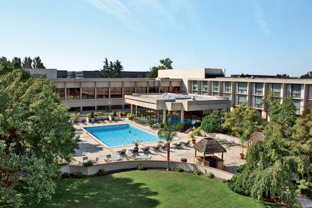 Marriot Courtyard with Pool behind property