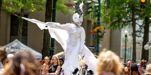 Festival International Stilt Walker