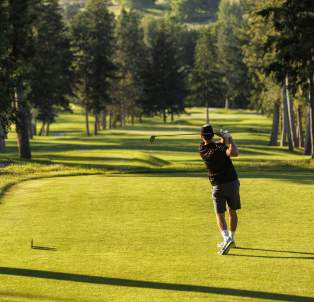 Person hitting a drive at Sunset Ranch Golf Country Club