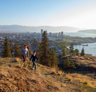 Couple_Hiking_at_Knox_Mountain_Park_3_