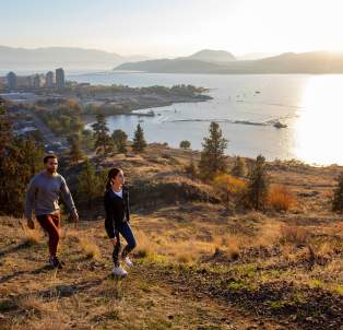 Couple_Hiking_at_Knox_Mountain_Park_4_