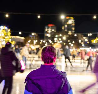 Child_watching_people_skate_at_Stuart_Park