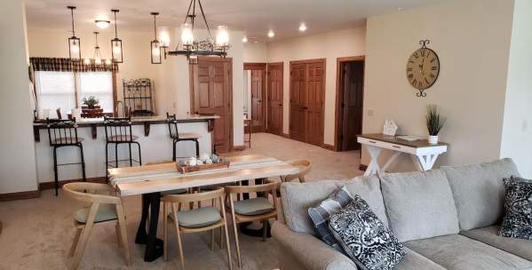 Alpine Escape Lodging living room and kitchen