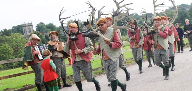 horn dancers arriving