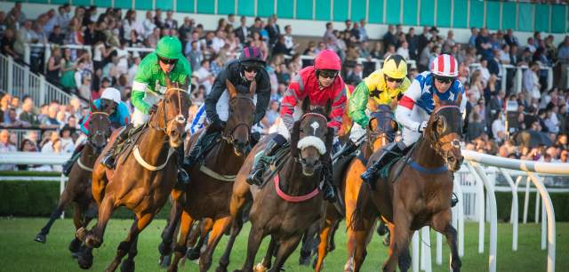 horses racing around the bend at Uttoxeter racecourse