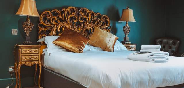 the  Littleton  Arms shot of  bedroom