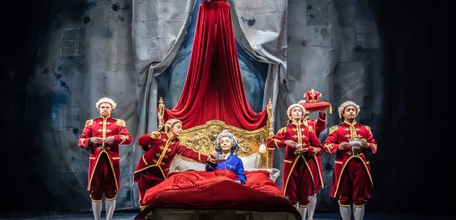 BFG on Stage - queen scene with large bed