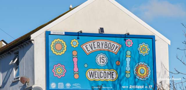 A colourful and bright billboard on the side of a house 'everyone is welcome' in Newhaven ©Jonathan Bassett