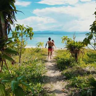 Caminhando em direção à praia Cayo Zapatilla na província de Bocas del Toro, Panamá