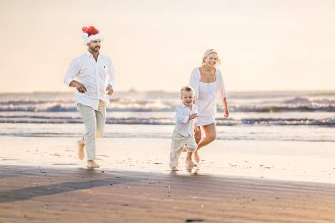 holiday-family-beach