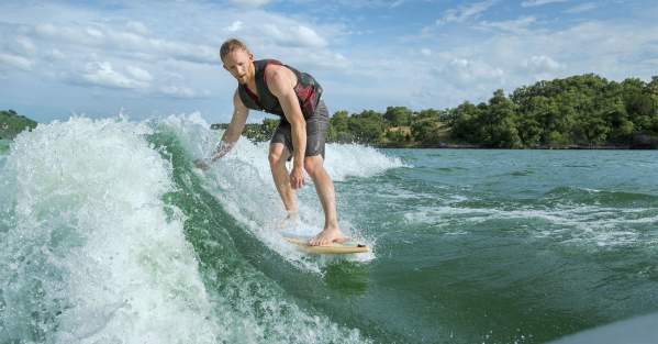 Wake surf