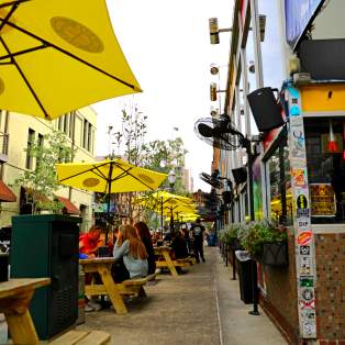 Sidewalk view of LoDa