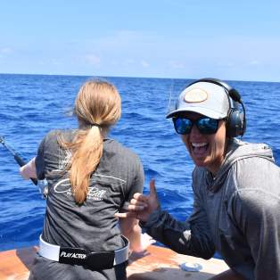twat-fishing-girls-offshore