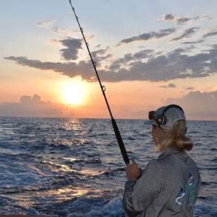 sunrise-boat-offshore-girls fish