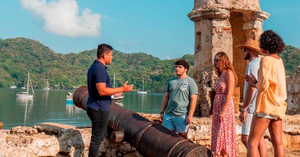 Visitantes en la Batería de Santiago, provincia de Colón, Portobelo, Panamá