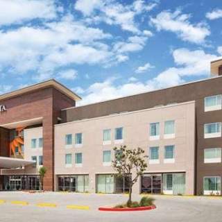 La Quinta Inn & Suites