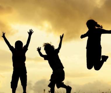 children jumpting