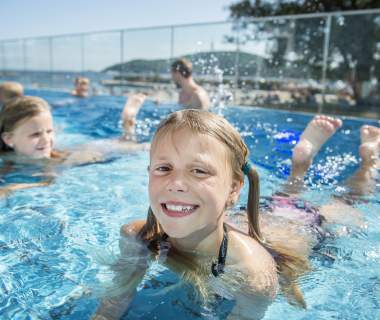 to barn i svømmebasseng