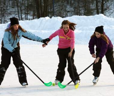 tre jenter som går på skøyter