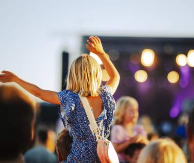 Bilde av en jente på konsert