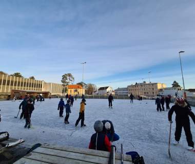 Bilde av personer som går på skøyter