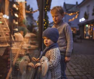 Bilde av barn som titter inn i et butikkvindu