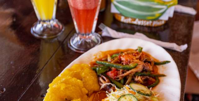 Plato típico afroantillano con mariscos en Bocas del Toro, Panamá