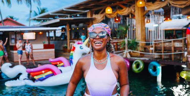 Turista disfrutando ambiente caribeño y cultura local en Bocas del Toro, Panamá