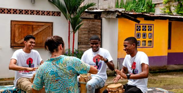 Two studdents learning afro music lesson at La Escuelita del Ritmo in Portobelo