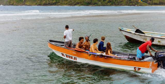 Group on a motorboat heading to Isla Grande